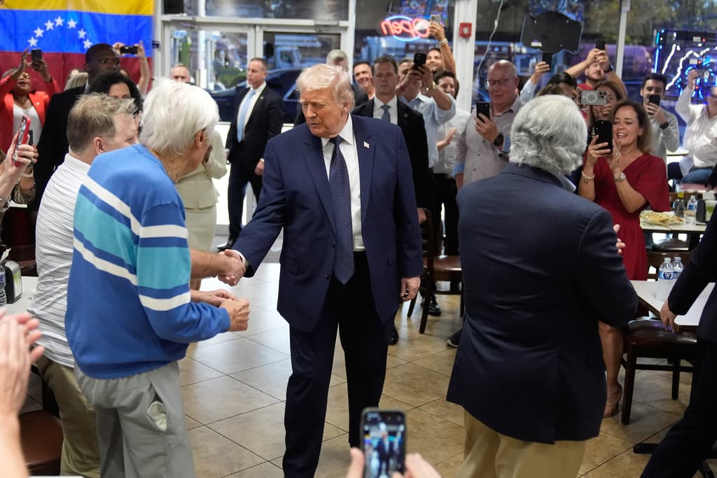 Entre aplausos y vítores el presidente Trump saluda a las personas presentes en El Arepazo.