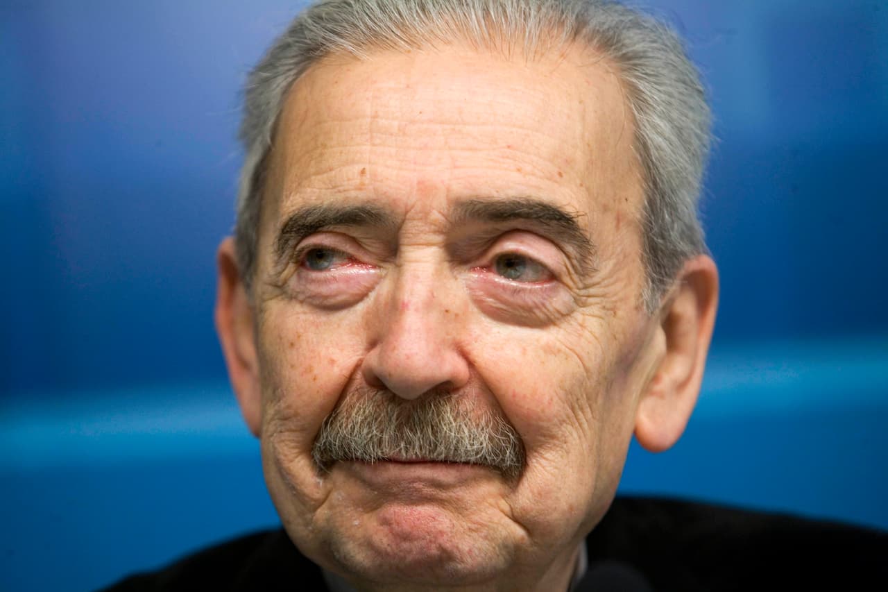 El poeta argentino 
<b>Juan Gelman</b>, premio Cervantes de Literatura, también vivió parte de su exilio en México, desempeñándose como traductor de la UNESCO. Tuvo que exiliarse a partir de 1976, cuando comenzó la dictadura militar en Argentina. Gelman murió en 2014, a los 83 años, en la Ciudad de México.