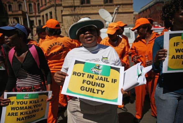 Algunas activistas por los derechos de las mujeres se manifestaron en contra de lo que consideran un crimen de violencia de género.