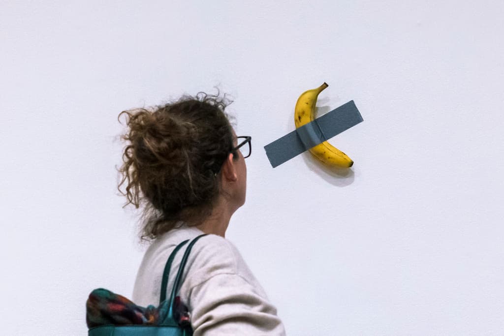 La obra de arte conceptual "Comedian", que consiste en un plátano adherido a una pared con cinta adhesiva plateada, se vendió por 6,2 millones de dólares en una subasta de Sotheby's, estableciendo un nuevo récord para esta controversial pieza.