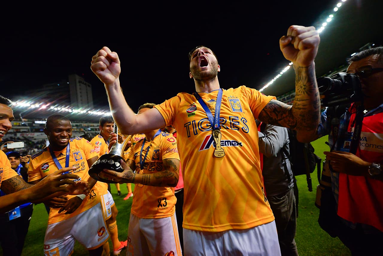 ¡Tigres se proclama Campeón del fútbol mexicano! Los felinos regiomontanos cosecharon su séptimo título de la Liga MX y se cuelan, aunque muchos se sigan negando a aceptarlo, entre los grandes del balompié azteca. Luego de superar en una Final de un solo gol a los Esmeraldas del León, así se dieron los festejos de los Tigres en patio ajeno, imágenes para el recuerdo y que hay que darse un tiempo para echarles un ojo, sobre todo la fiel afición de los felinos regios.