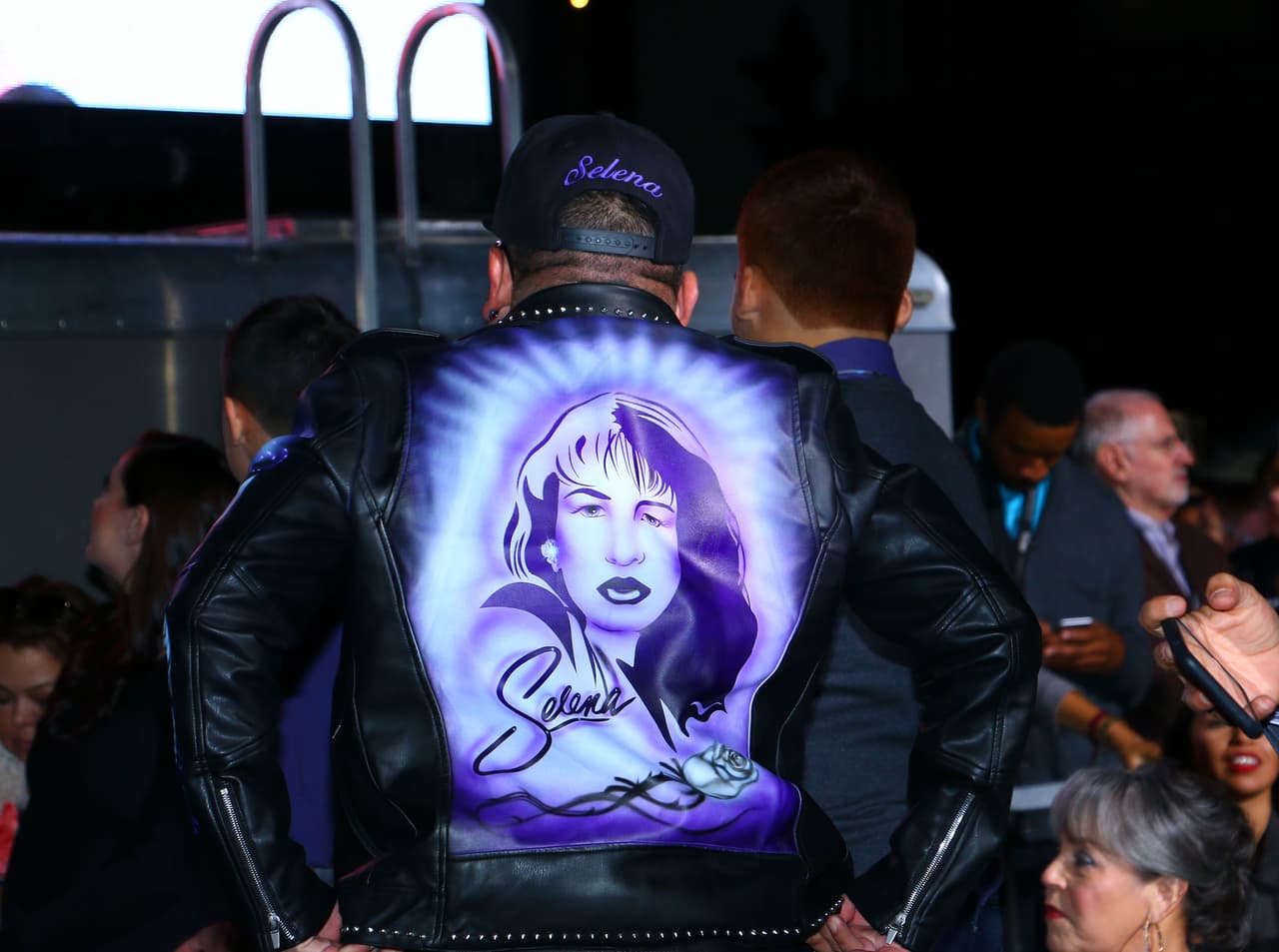 AB Quintanilla hacia vistió una chamarra de piel negra que tenía plasmado en la espalda el rostro de la cantante, quien falleció en la cúspide de su carrera.