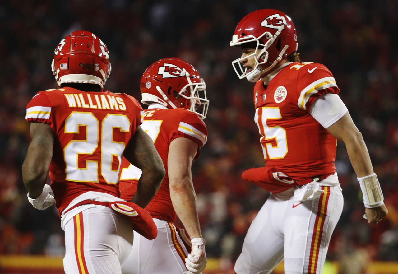 Patrick Mahomes culminó el partido con 295 yardas luego de completar 16 de 31 envíos. Sumó tres pases de touchdown.