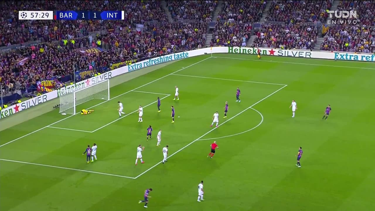 ¡TIRO ATAJADO! disparo por Pedri.