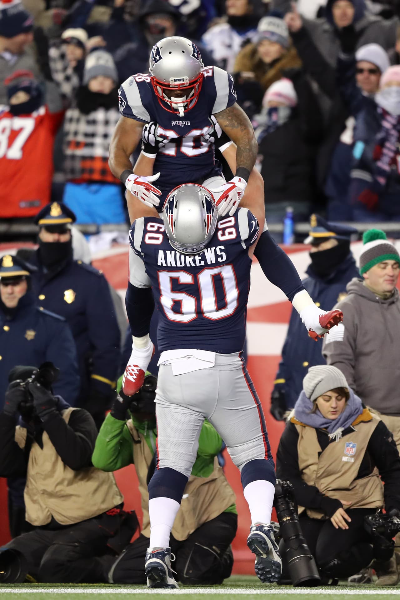 James White tuvo par de anotaciones, una por tierra y otro por aire. Corrió para 11 yardas en 4 acarreos y en 4 pases atrapados aportó 29 yardas a la ofensiva de Nueva Inglaterra.