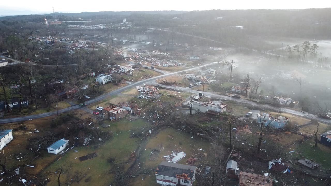 Una vista área muestra los daños que dejó el paso del tornado en el área de Darlene Estates.