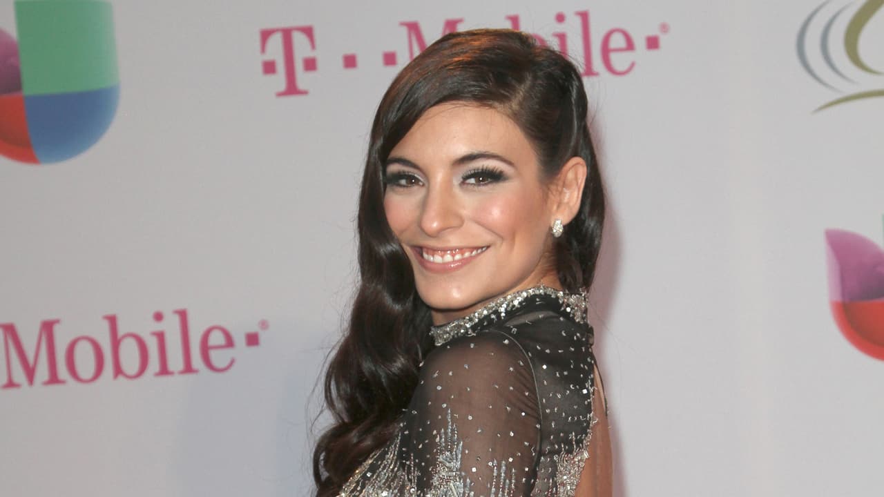 Muchos de sus atuendos le dan un aire de diva de otra época.