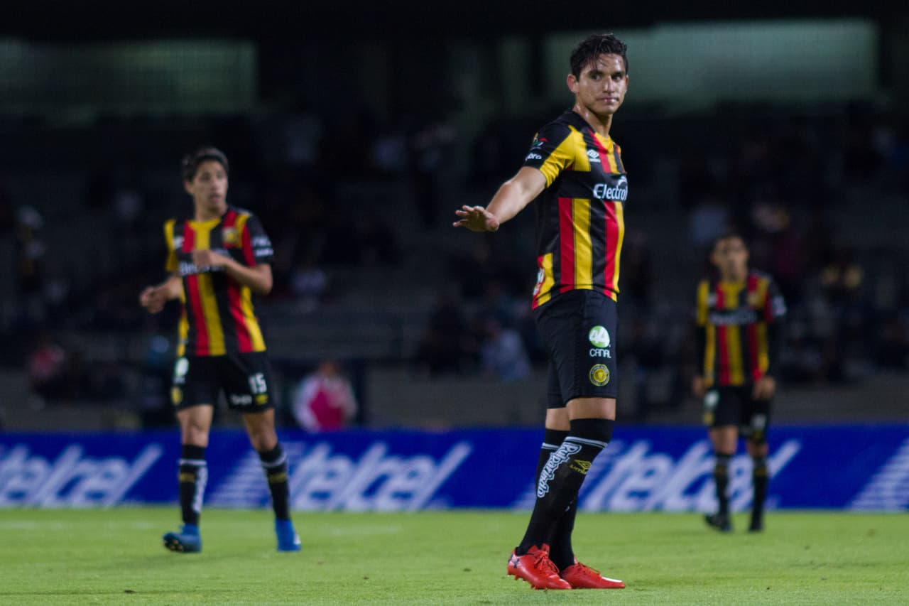 El juego se trabó en el mediocampo por largo rato, cayó en un marasmo donde parecía que ambos equipos estaban conformándose con el resultado, aunque ese marcador eliminaba a los Leones Negros de la Copa.
