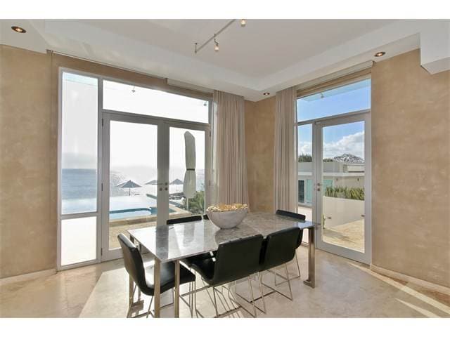 La residencia ubicada frente al mar tiene siete habitaciones, ocho baños completos y dos parciales, cuenta con unos 9,000 pies cuadrados de construcción, .352 acres y estaba a la venta por $4.2 millones. Además, tiene una casa de huéspedes, una sala de juegos, un teatro, dos cocinas, una serie de terrazas.