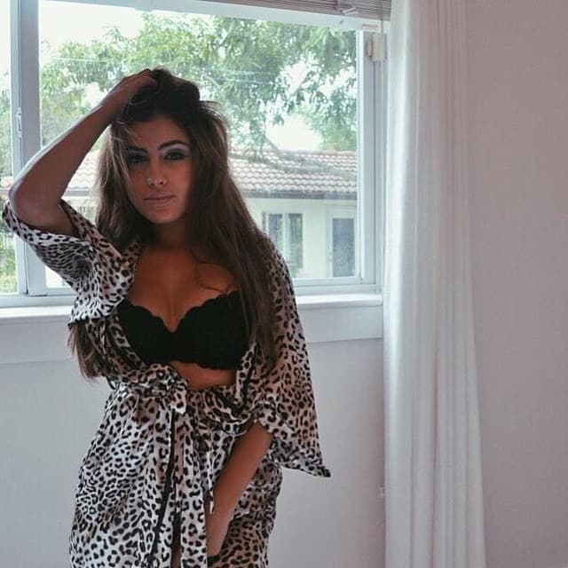 Así lucía con su cabellera castaña.