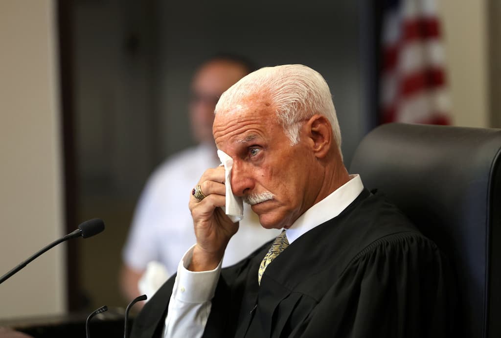 El juez Timothy P. Mazzei le preguntó directamente a Rex Heuermann si lamentaba sus hechos y el sufrimiento que le causó también a su familia. La respuesta que obtuvo fue un simple "sí".
<br>"Es usted un hombre asqueroso, despreciable y pequeño, si es que se le puede llamar hombre. Cobarde”, soltó el juez antes de leer la condena.