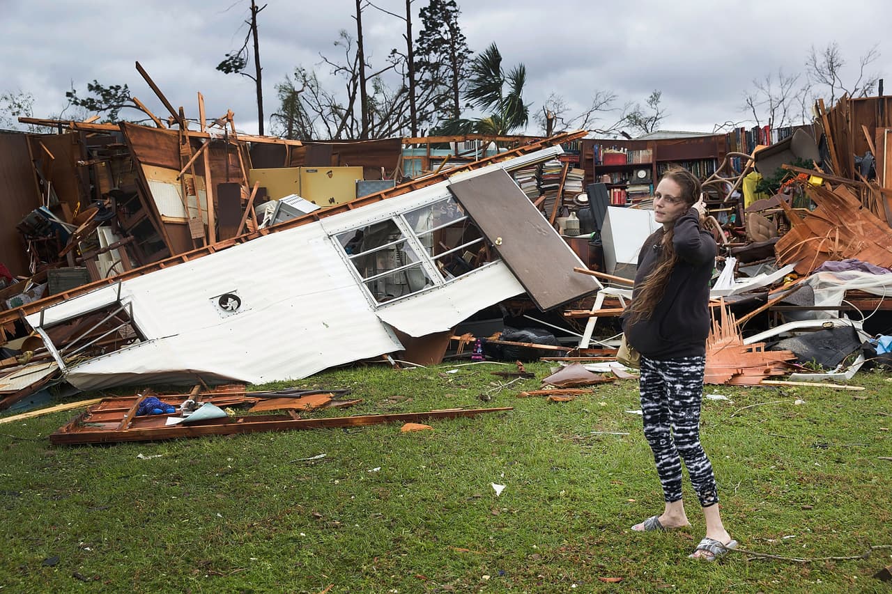 Haley Nelson, residente de Panama City, contempla la destrucción en el vecindario de casas móviles donde vivía su padre.