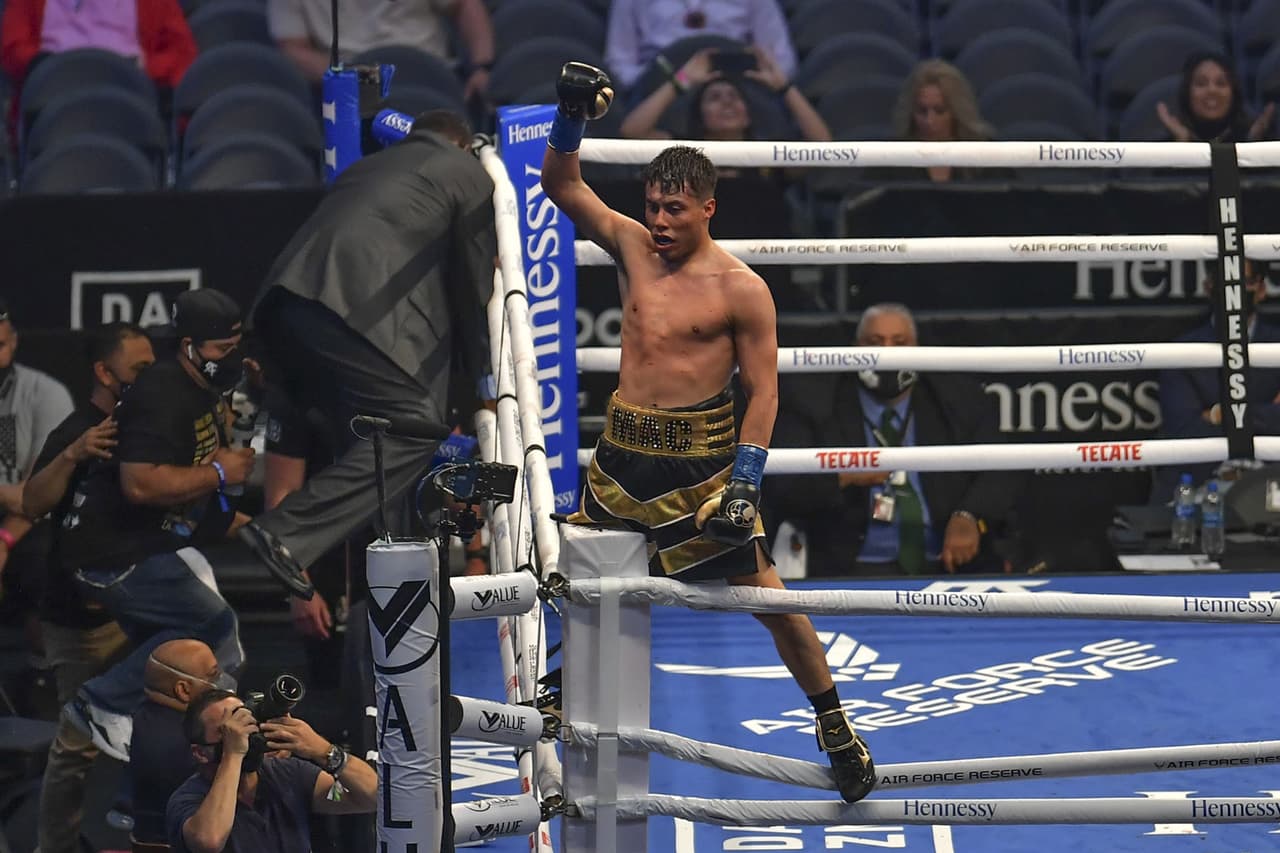 Aficionados disfrutan de las peleas previas al evento estelar entre Saú el 'Canelo' Álvarez y Billy Joe Saunders.