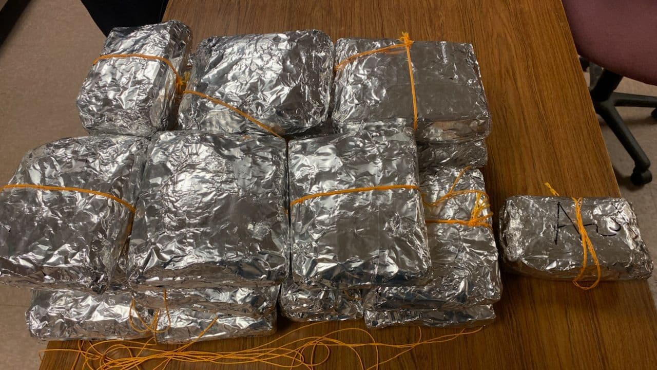 Agentes de la Patrulla Fronteriza de la estación de Ajo realizaron una parada de vehículos cerca de Gila Bend, luego de una alerta de los perros entrenados K9, los agentes incautaron más de 71 libras de fentanilo y metanfetamina. El conductor fue arrestado y entregado al sheriff condado Maricopa.