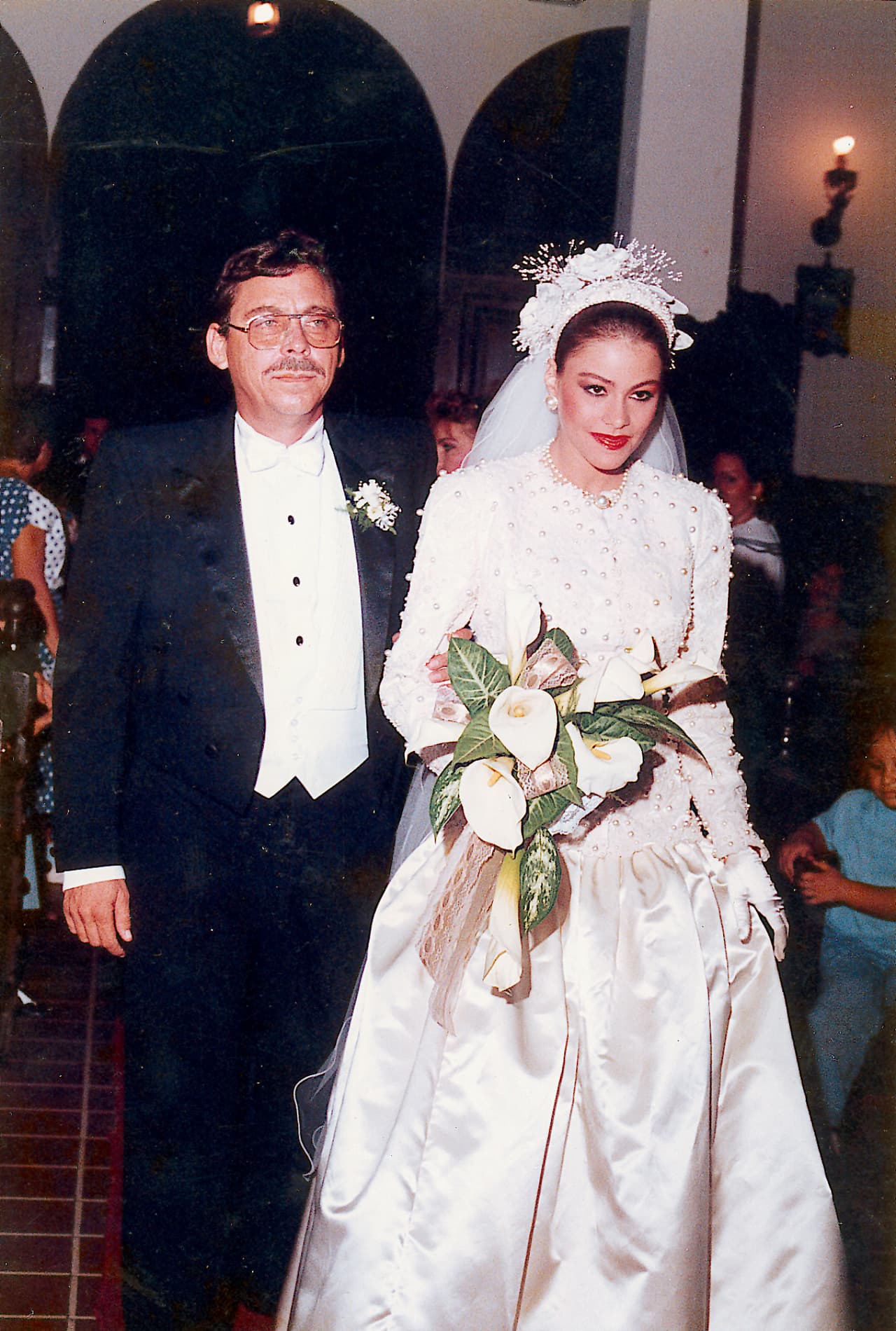 Sofía lució un vestido blanco, muy a la moda de la época, con un tocado decorado con flores. Para esta ocasión llevó un maquillaje muy recargado con la boda en rojo pasión.