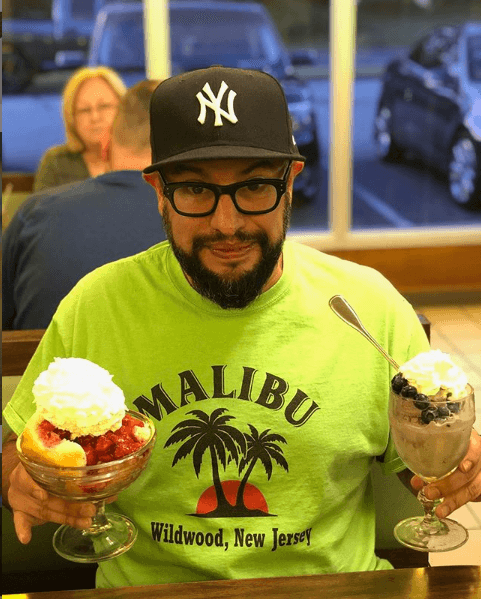 "Para honrar el trabajo que tanto amaste chef, La Cubana continuará tu trabajo para establecer la Fundación de Becas Carl Ruiz para aspirantes a chef", dice el escrito.