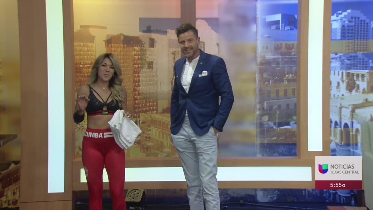 Ejercicios para abdomen y pierna utilizando un par de toallas