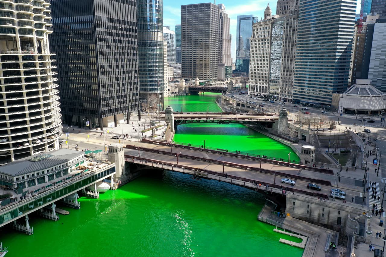 Puedes disfrutar en el centro de Chicago del espectáculo anual para teñir el río de verde el 16 de marzo a las 10:00 de la mañana, parte de las celebraciones por el día de San Patricio. Llega temprano a cualquiera de los puentes, para que tengas espacio o en "The River Walk".
