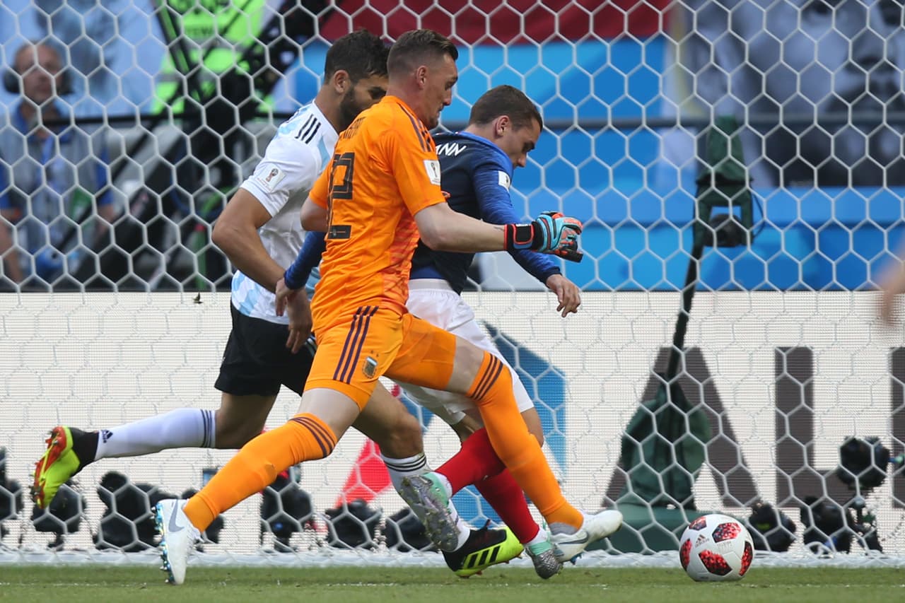 Dejó mal parado a Armani, quien alcanzó a puntearle la pelota a Griezmann y salvar su arco.