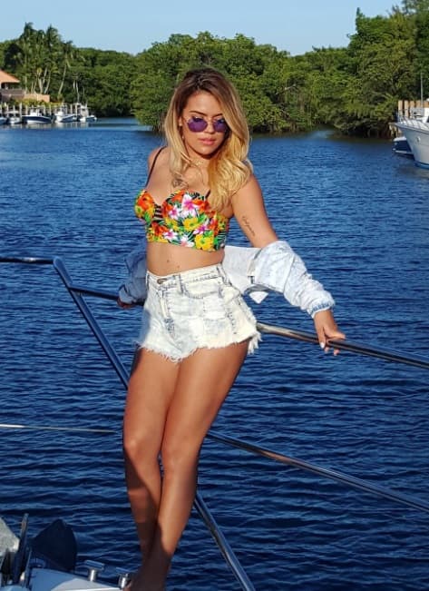 Mira este look, Karol G también es fanática de los mini shorts y los combina con coloridos croptops.