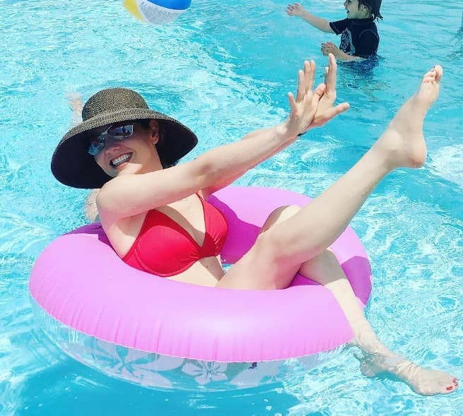 Thalía es otra de las cantantes que disfruta pasar un día soleado en la pisicina. Mira este atuendo... gafas oscuras, traje de baño fucsia y sombrero.