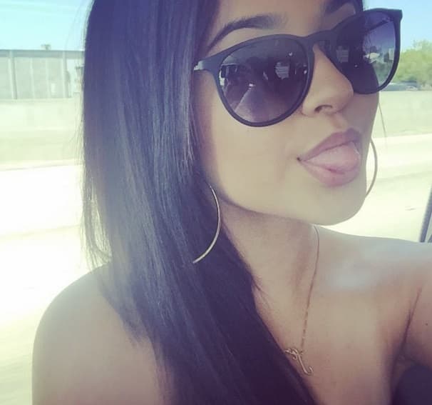 La joven cantante no pierde el estilo, para tomar el sol tampoco se olvida de cuidar que su cabello este impecable.