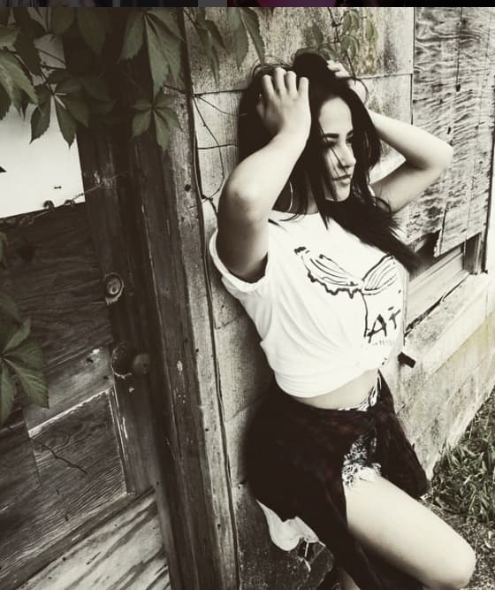 Una playera blanca y un mini short nunca pueden faltar en tu guardarropa.