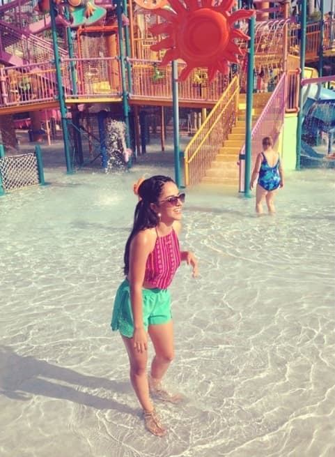 Por supuesto, también es una chica que prefiere ser práctica en algunas ocasiones: shorts, una blusa que combine, gafas de sol y listo.