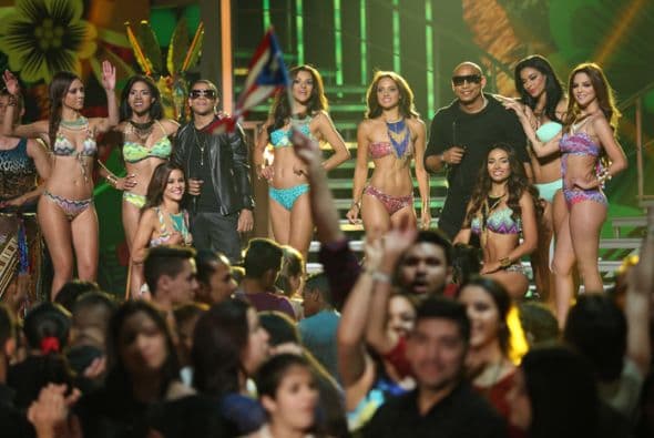 Las bellezas de Javier Poza desfilaron en traje de baño al ritmo de Gente de Zona para el deleite de todos los caballeros. ¡Disfruten!