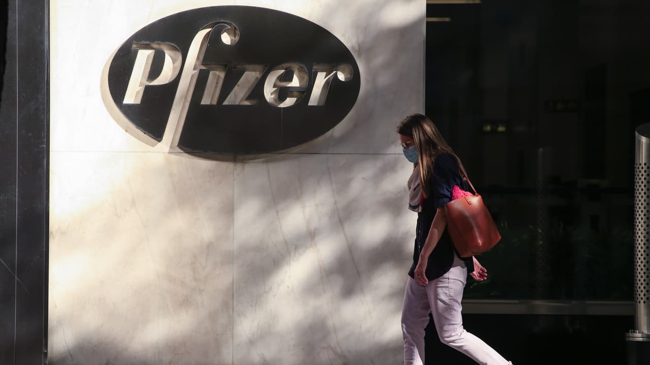 Katya Corado, infectóloga e investigadora del tratamiento de AstraZeneca contra el virus, celebró la noticia, pero aseguró que una sola vacuna no será suficiente para combatir la enfermedad. “Necesitaremos muchas vacunas de diferentes fórmulas y lugares para tener algo efectivo y suficiente para todo el mundo”, dijo.