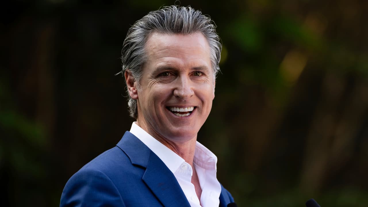 Gavin Newsom firma ley que refuerza el control de armas en California: conoce cómo