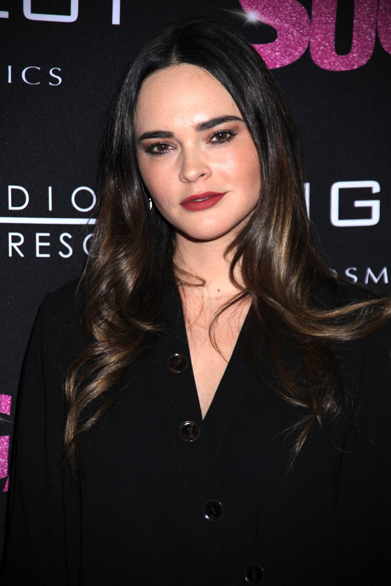 Y es que el cambio de nombre se debe a que decidieron hacer un guiño a '
<a href="https://www.univision.com/famosos/yulianna-peniche-itati-cantoral-golpes-maria-la-del-barrio-fotos">María la del barrio</a>' (1979) melodrama que a su vez es 'remake' de 'Los ricos también lloran'.