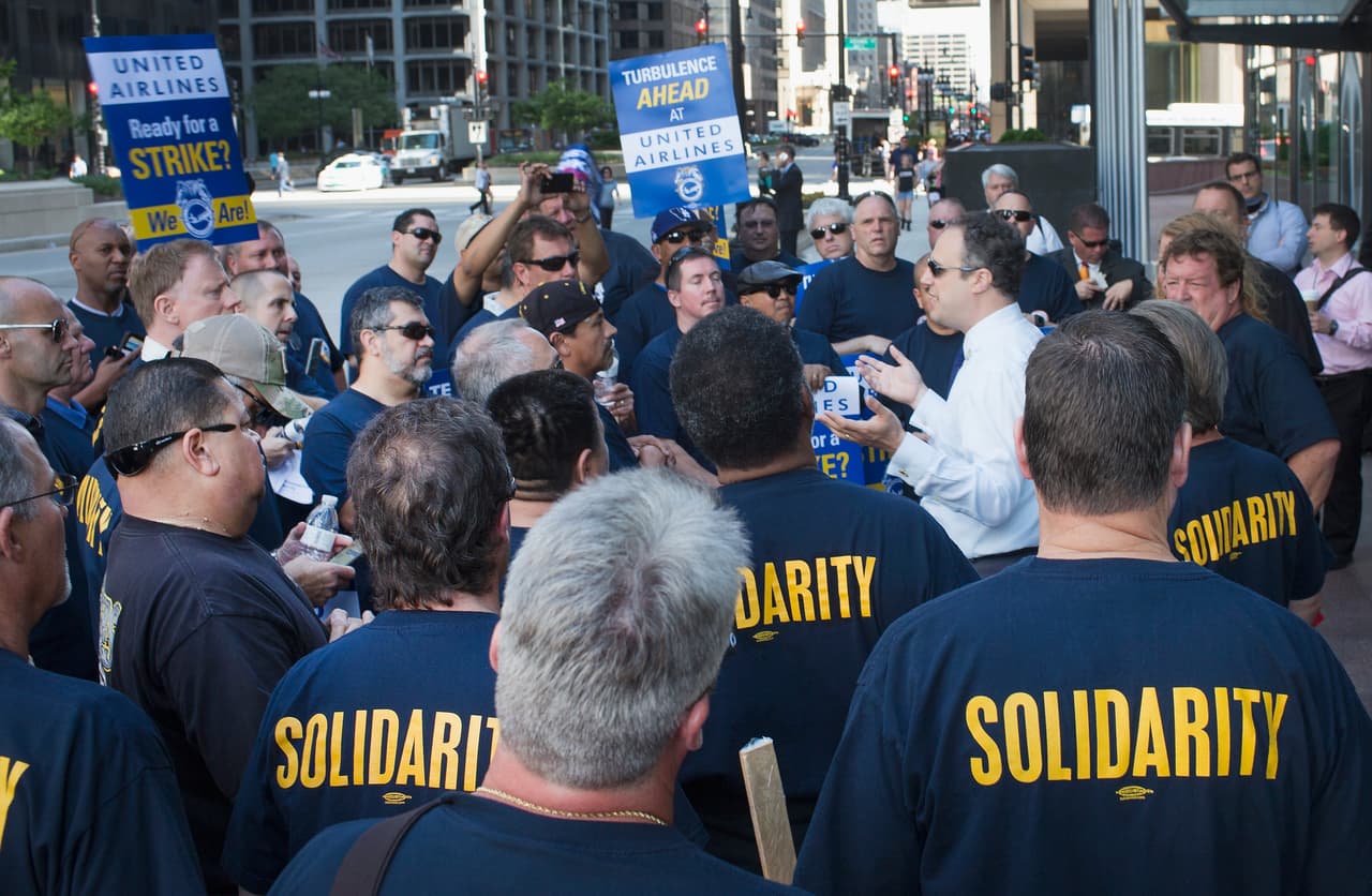 Trabajadores de United Airlines protestaron ese miércoles afuera del Willis Tower sobre las condiciones de su contrato de trabajo que les ha sido aplicado desde 2013, especialmente en el tema de salarios, beneficios y planes de jubilación. De acuerdo con el sindicato, el objetivo de la protesta es "alertar a los inversores y a los consumidores de las turbulencias que se acercan".