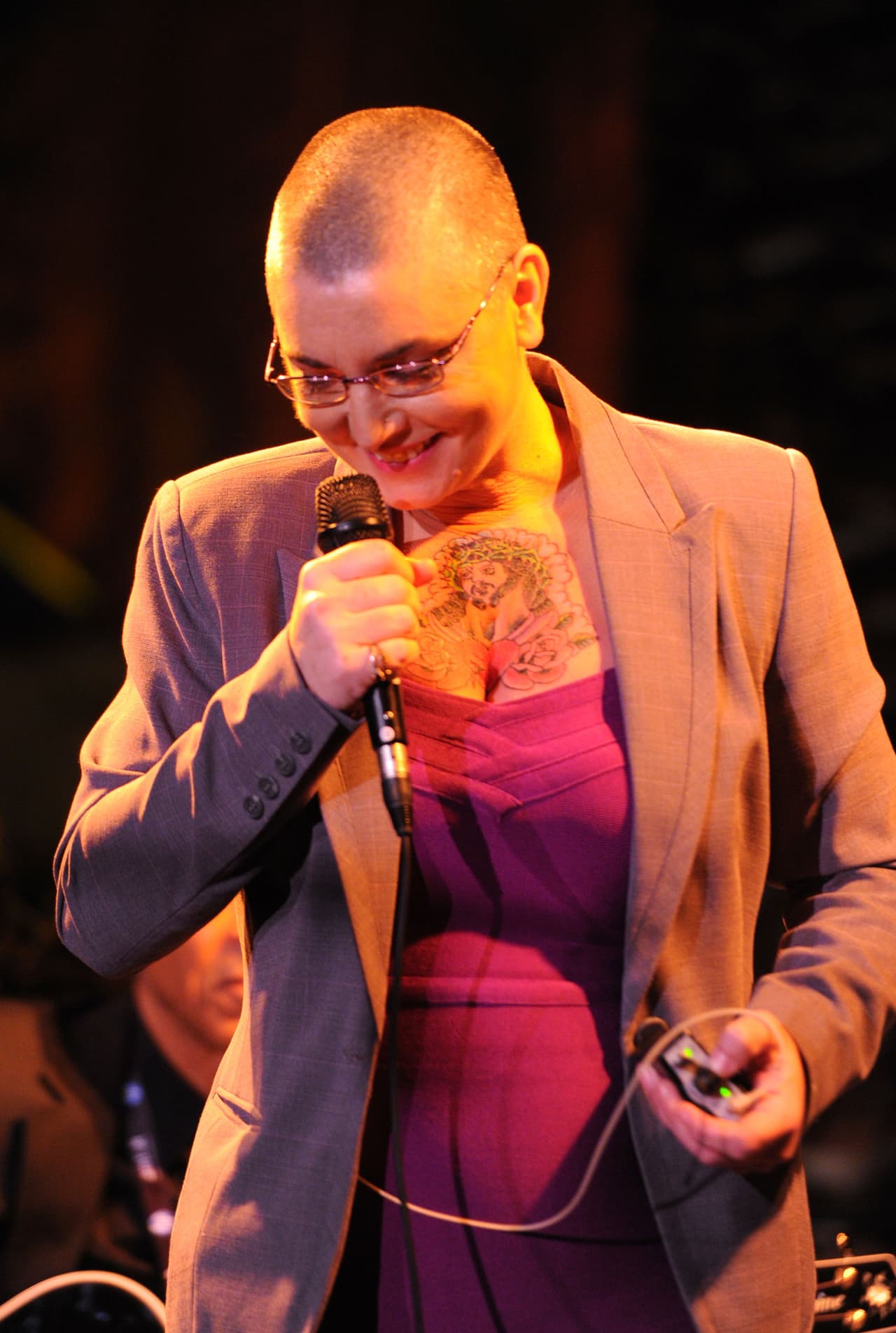 Pero los últimos años de la intérprete, han estado marcados por el escándalo. A principios de 1990 se negó a aparecer en un acto público después del Himno Nacional.