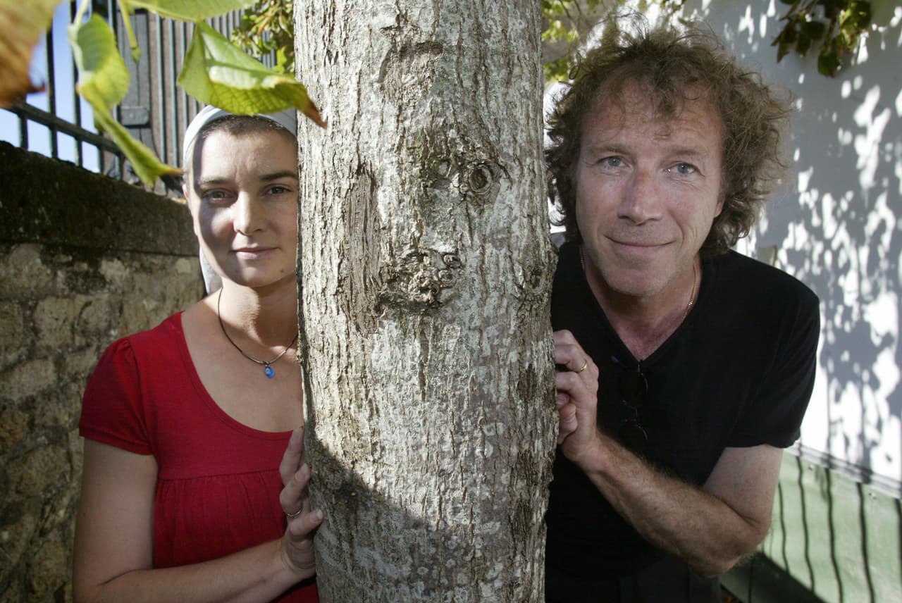 Fue pareja de Anthony Kiedis, de Red Hot Chili Peppers, y se casó en cuatro ocasiones. La última en 2011 con Barry Herridge en una ceremonia a la que llegó en un Cadillac Rojo.