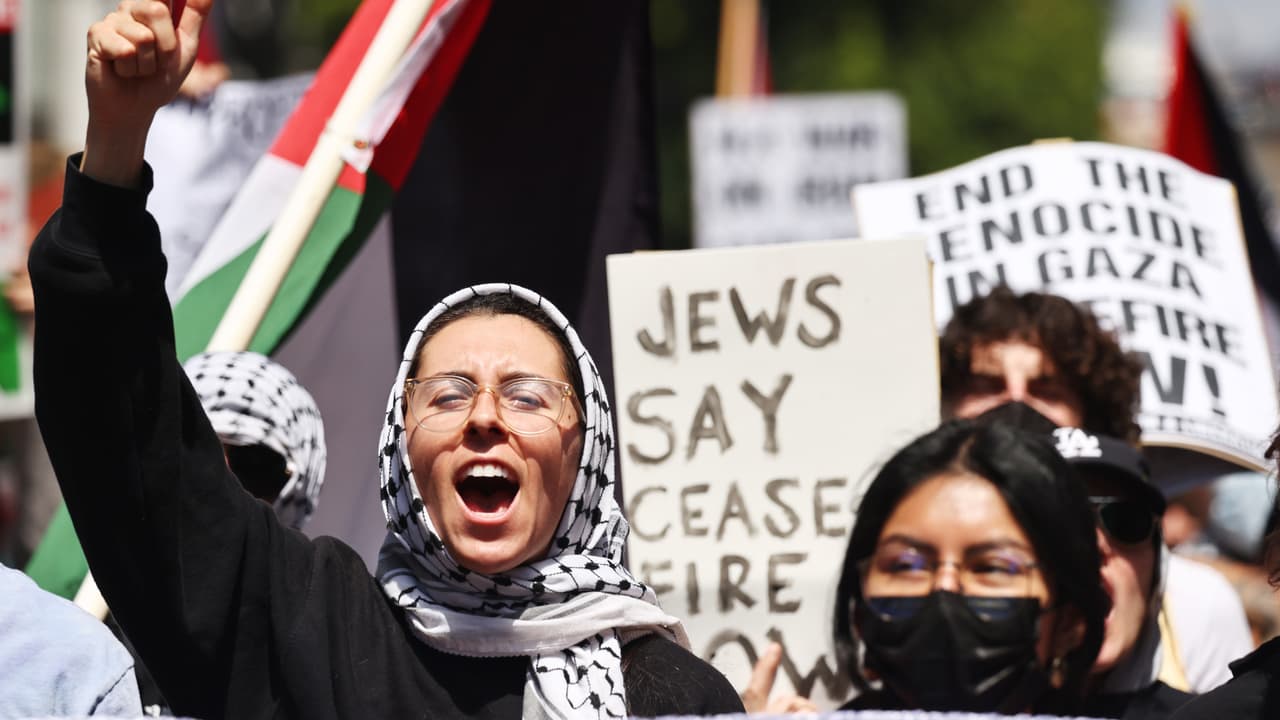 Según los manifestantes en el Área de la Bahía que exigen un alto a los bombardeos en Gaza, su intención con bloquear puentes y las carreteras, e incluso protestar frente a la planta de Tesla, es generar un impacto económico para hacer un llamado de consciencia en torno al conflicto que se libra en Medio Oriente.