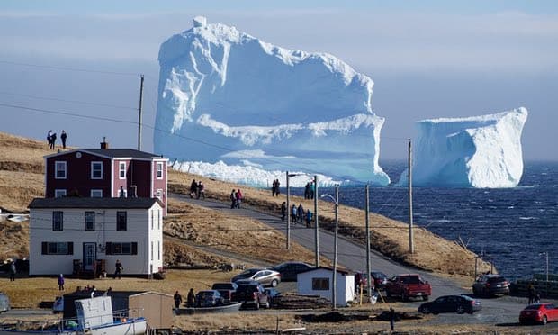 Un enorme iceberg encallado se convierte en una atracción turística en Canadá