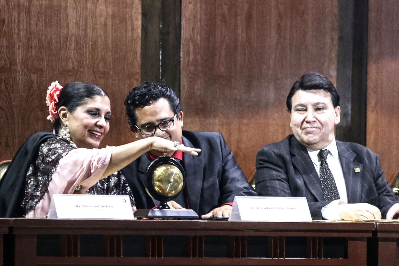 "Hay que 
<b>reflejar la realidad de Lola Beltrán</b> y qué mejor que estoy yo y que hay un libro de por medio", aseguró María Elena Leal.