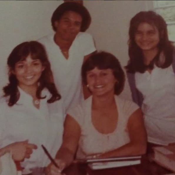 Aquí vemos a Giselle con su maestra favorita, le encantaban las matemáticas.