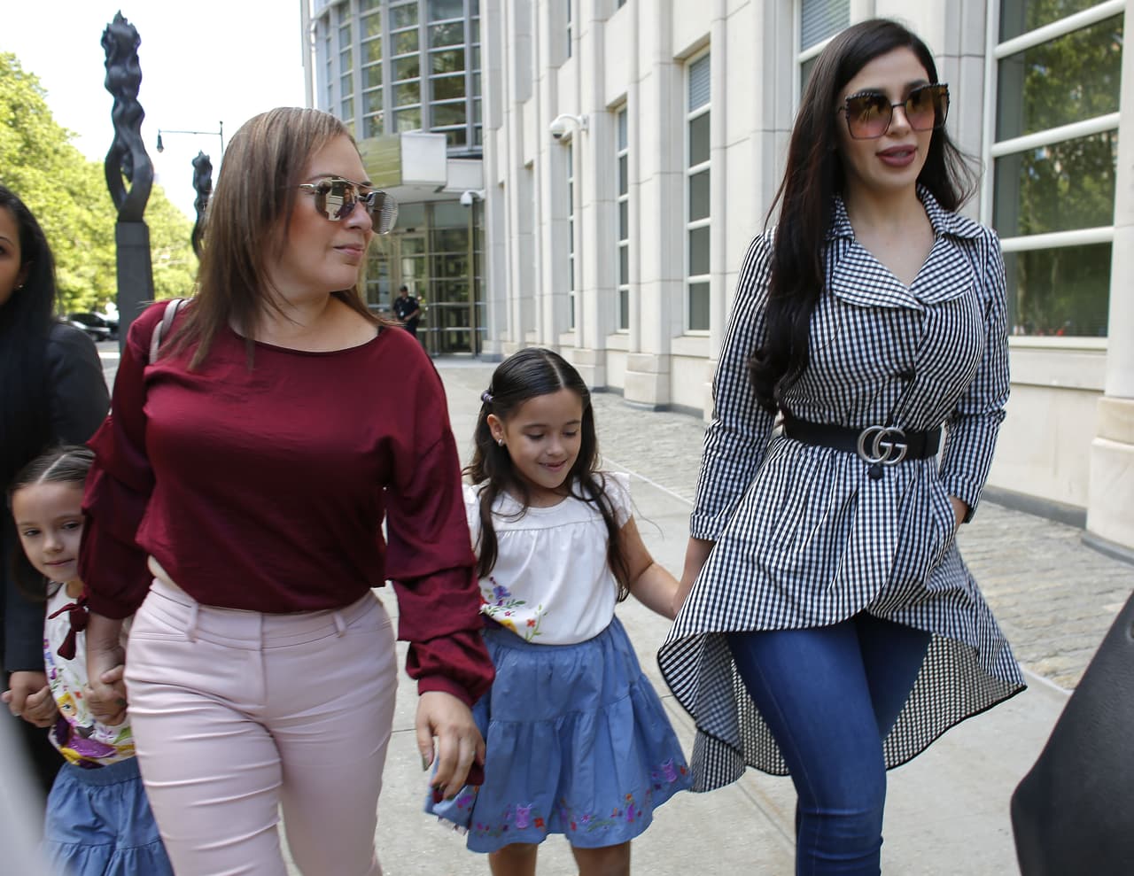 Emma Coronel Aispuro, esposa del capo de la droga Joaquín 'El Chapo' Guzmán, asistió este 26 de junio con sus hijas a la corte en Brooklyn, Nueva York, a la que sería la última audiencia de su marido, donde su apariencia se convirtió en la protagonista del momento.