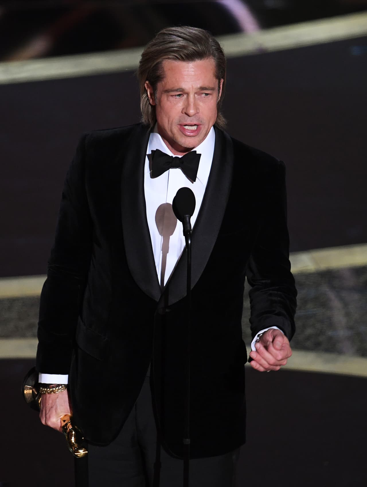 Tras agradecer a sus compañeros y declarar su historia como 'Once upon a time in Hollywood', Brad Pitt procedió a lo inesperado: dedicó su Oscar a los 6 hijos que tuvo con la actriz Angelina Jolie.