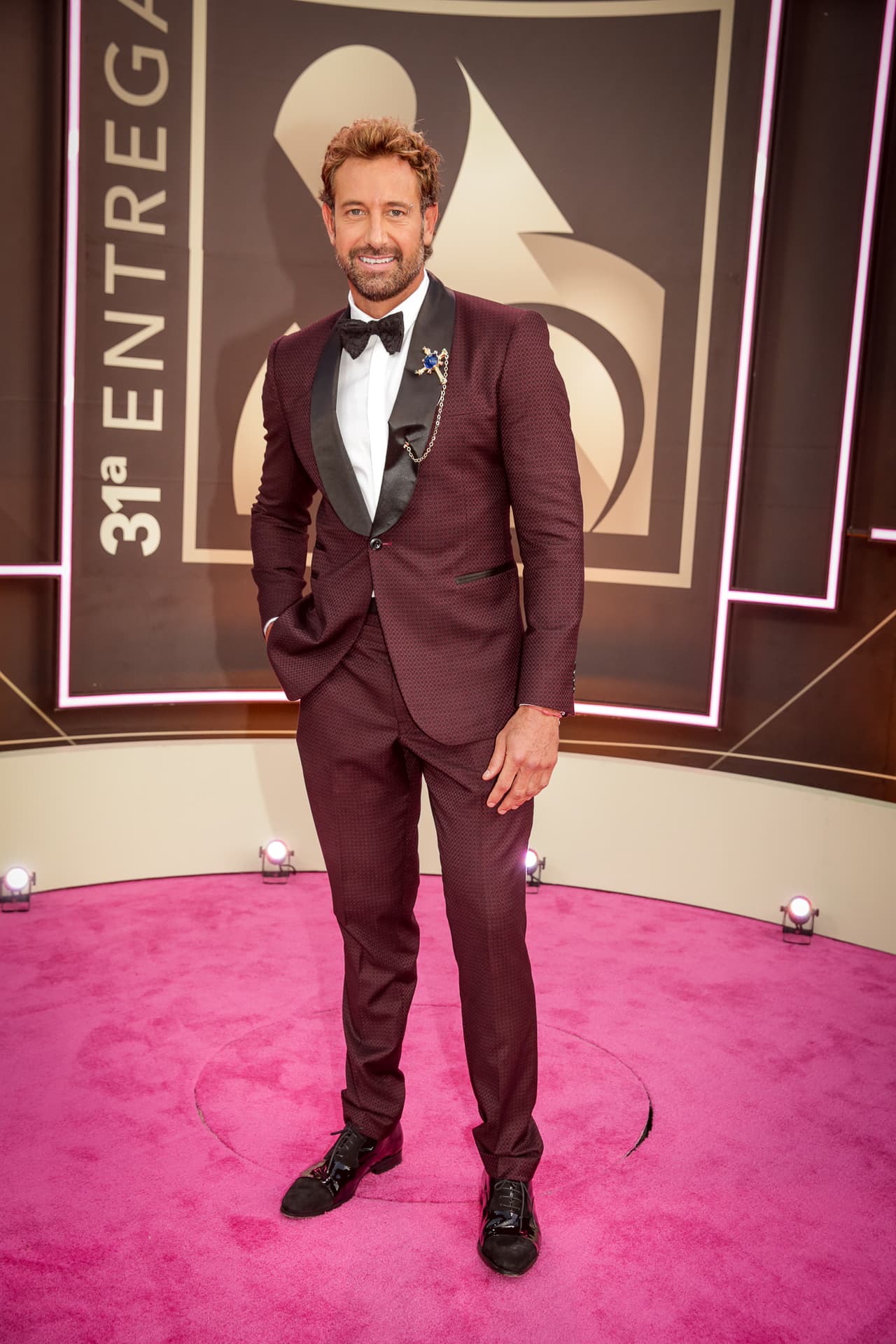 Para esta ocasión tan especial, Gabriel Soto decidió llevar un traje color vino con un diseño muy elegante y moderno.
