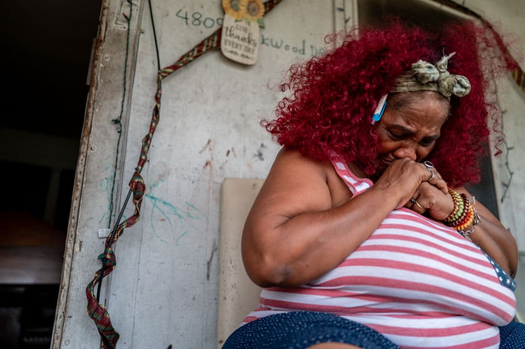 En la zona de 
<b>Kashmere Gardens</b>, Menifee Lucy, una mujer de 60 años, ya parecía perder la fe. "Sin luz por cuatro días, no sé qué hacer", declaró antes de confesar que por 
<b>la falta de energía eléctrica</b>, perdió todas las carnes que guardaba en el refrigerador. Lucy ya 
<b><a href="https://www.univision.com/local/houston-kxln/banco-alimentos-houston-asistencia-snap-impacto-huracan-beryl" target="_blank">tenía hambre</a></b>, porque lo único que le quedaron fueron algunos fideos.