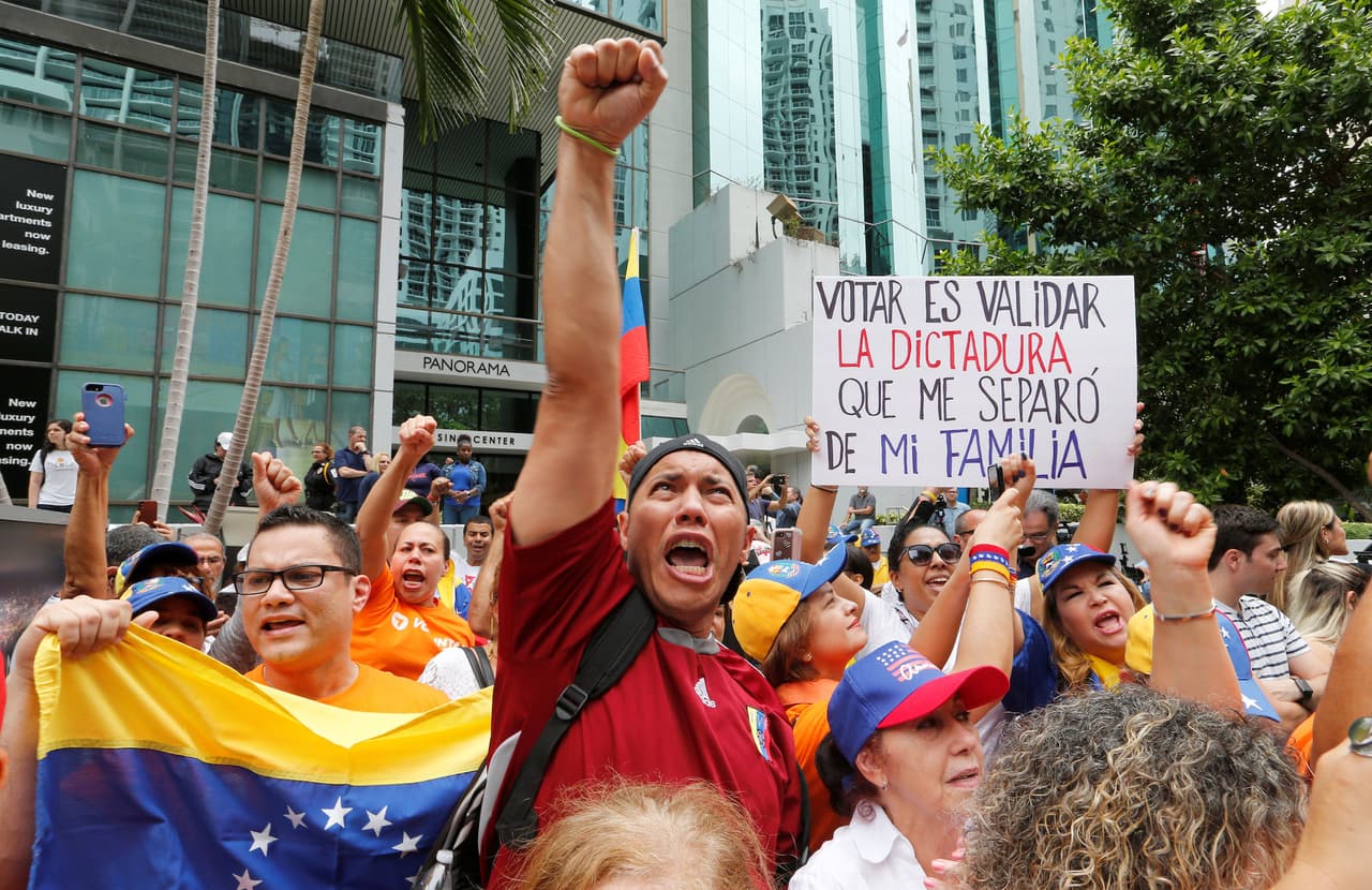En Miami, Florida, donde se concentra el grueso de la diáspora venezolana en Estados Unidos, una nutrida manifestación contra la elección del domingo y contra el presidente Maduro.