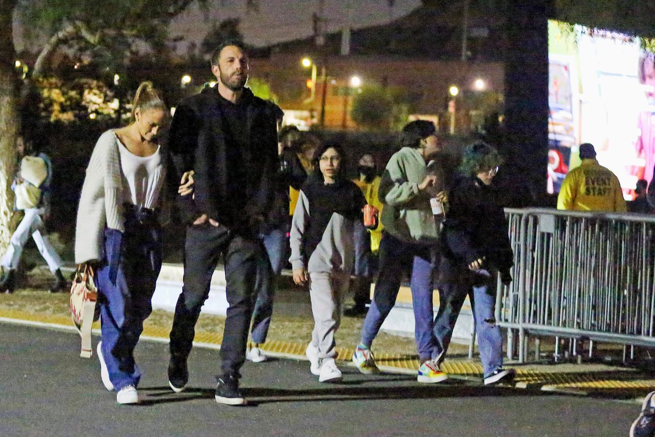 Fue una noche acogedora para la pareja al tiempo en que JLo lucía feliz y 
<b><a href="https://www.univision.com/famosos/jlo-brazos-ben-affleck-universal-hamptons-fotos" target="_blank">agarrada del brazo de Ben Affleck. </a></b>
<br>