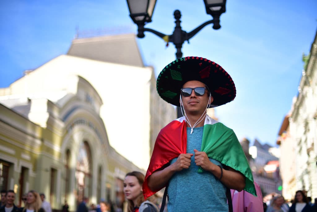 La fiesta mexicana tomó las calles de Moscú y con máscaras, banderas, sombreros y todo aquello que caracteriza a la afición Tricolor, causaron furor y contagiaron con su entusiasmo.