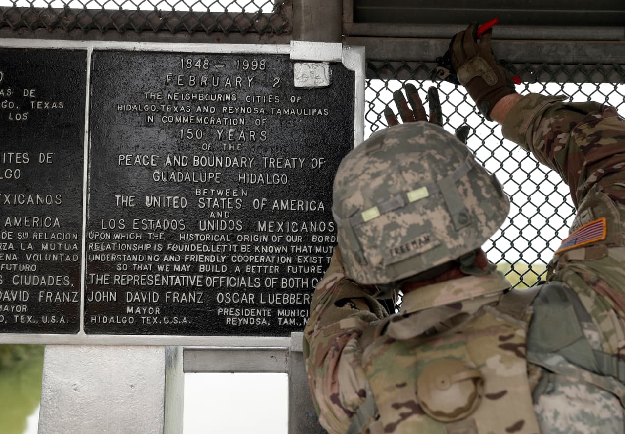 Los soldados repararon algunos puntos del puente internacional McAllen-Hidalgo. Además del envío de personal militar, el plan de Donald Trump contempla la construcción de
<a href="https://www.univision.com/noticias/politica/trump-construiremos-ciudades-de-carpas-por-todos-lados-para-los-migrantes-de-la-caravana"><u>"ciudades de carpas"</u></a>, donde permanecerán aquellos que se presenten en la frontera hasta que los jueces de inmigración decidan sus casos.