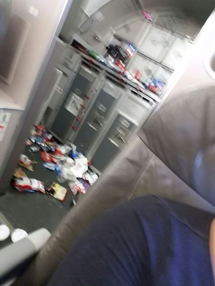 El vuelo 1134 de JetBlue partió la noche del lunes de Puerto Rico hacia Orlando, Florida. Sin embargo, el vuelo unas dos horas y media fue uno de terror para los pasajeros que se encontraban a bordo. Unas ocho personas terminaron hospitalizadas por dolores de espalda, cuello y nauseas.