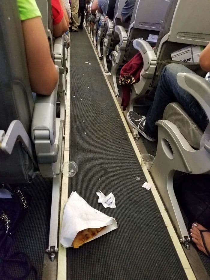 El vuelo 1134 de JetBlue partió la noche del lunes de Puerto Rico hacia Orlando, Florida. Sin embargo, el vuelo unas dos horas y media fue uno de terror para los pasajeros que se encontraban a bordo. Unas ocho personas terminaron hospitalizadas por dolores de espalda, cuello y nauseas.