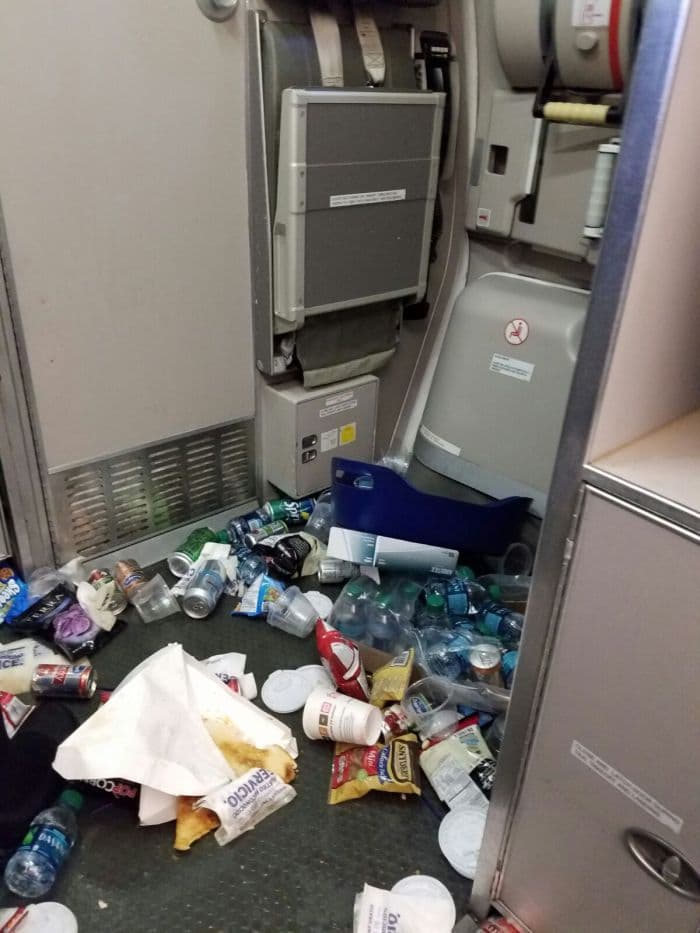 El vuelo 1134 de JetBlue partió la noche del lunes de Puerto Rico hacia Orlando, Florida. Sin embargo, el vuelo unas dos horas y media fue uno de terror para los pasajeros que se encontraban a bordo. Unas ocho personas terminaron hospitalizadas por dolores de espalda, cuello y nauseas.